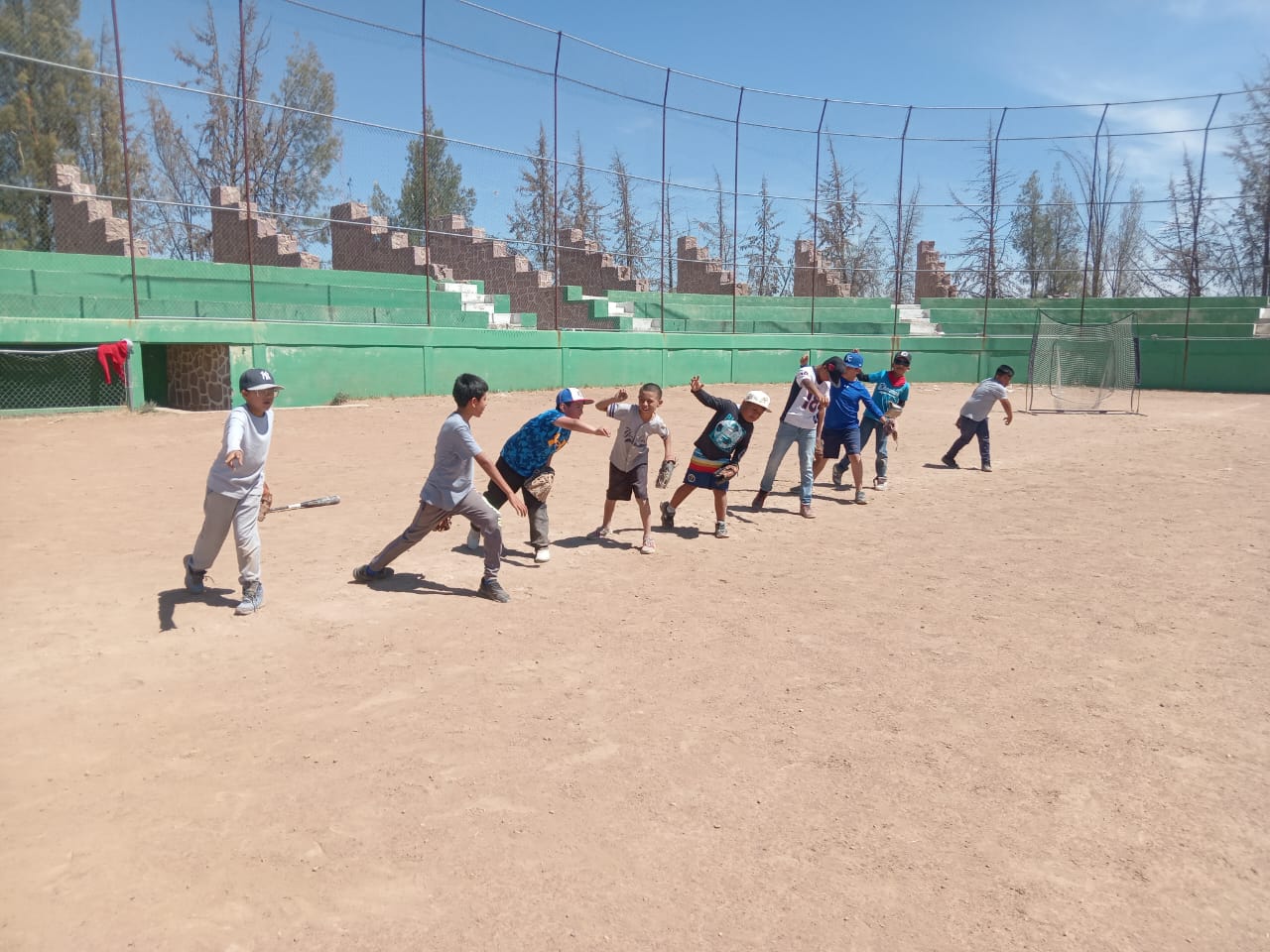 ENTREGA DE MATERIAL DEPORTIVO PARA LOS NIÑOS DE BÉISBOL DOMUS